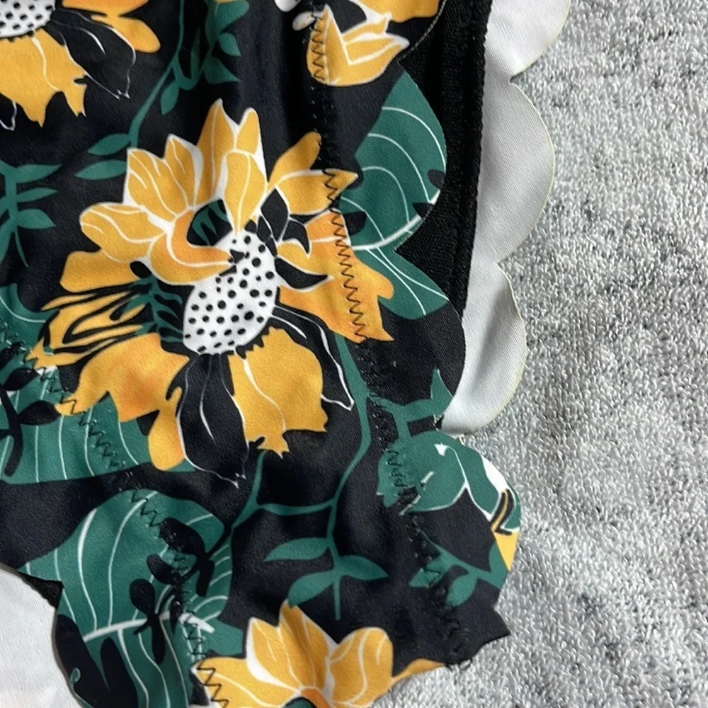 NWOT scalloped swim bottoms M